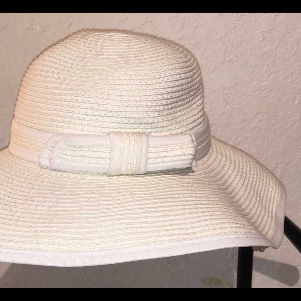 D&Y white women’s hat with bow on one side.